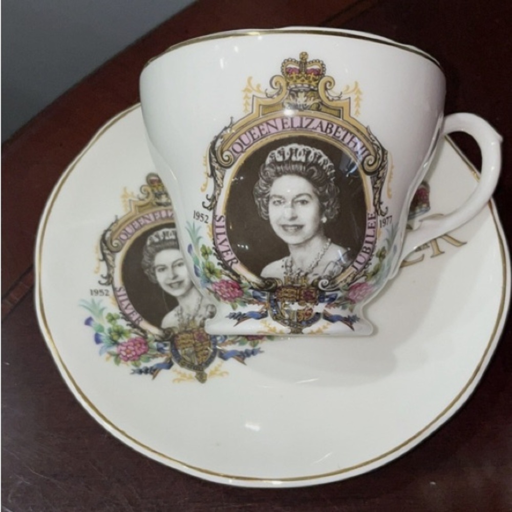 Collector Mayfair Queen  Elizabeth II Commemorative Teacup /Saucer Set jubilee